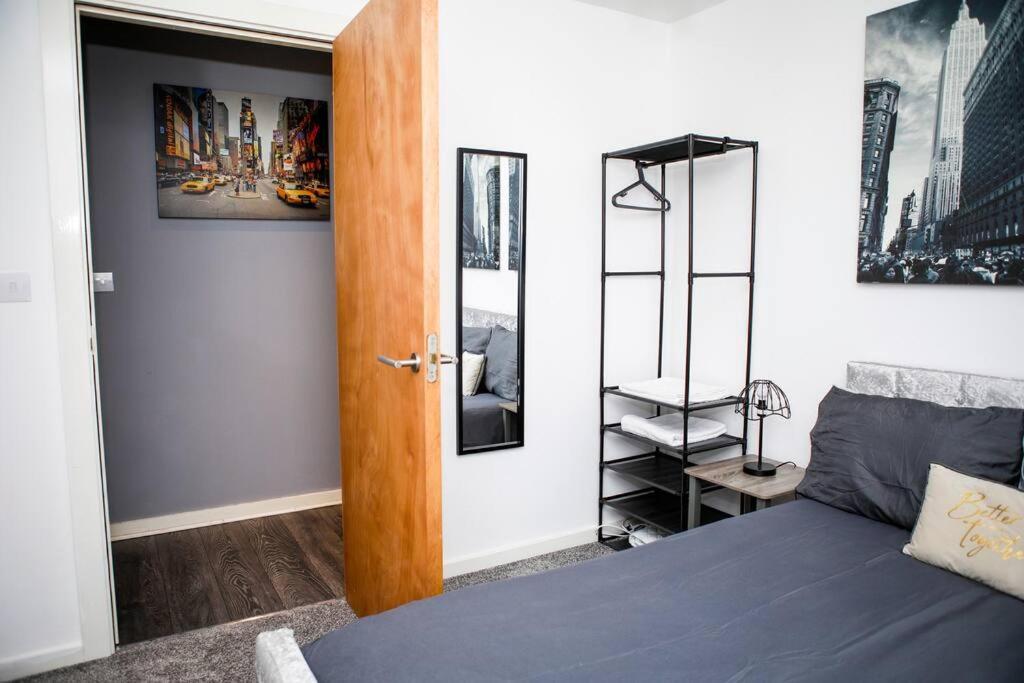Stylish Two-Bedroom Salford Quays Apartment Manchester Dış mekan fotoğraf