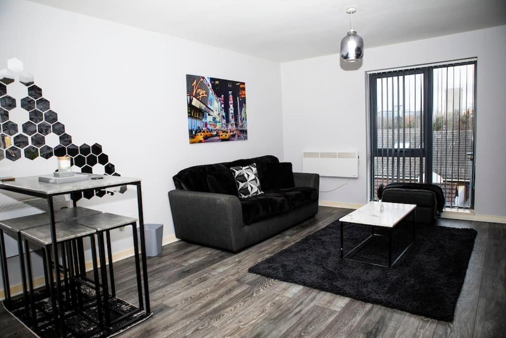 Stylish Two-Bedroom Salford Quays Apartment Manchester Dış mekan fotoğraf