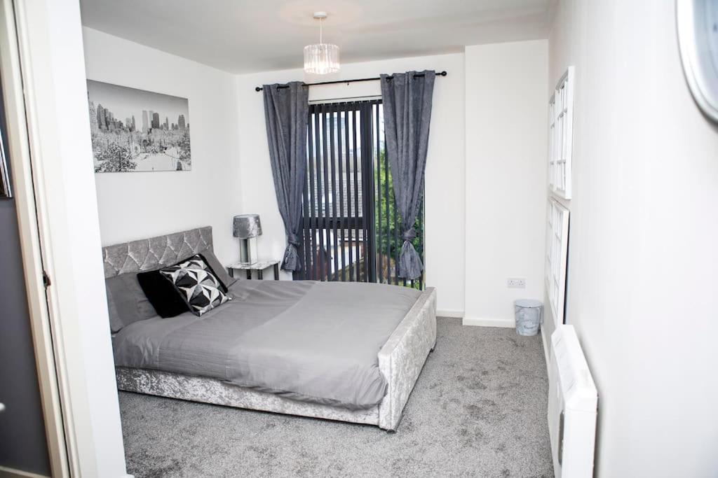 Stylish Two-Bedroom Salford Quays Apartment Manchester Dış mekan fotoğraf