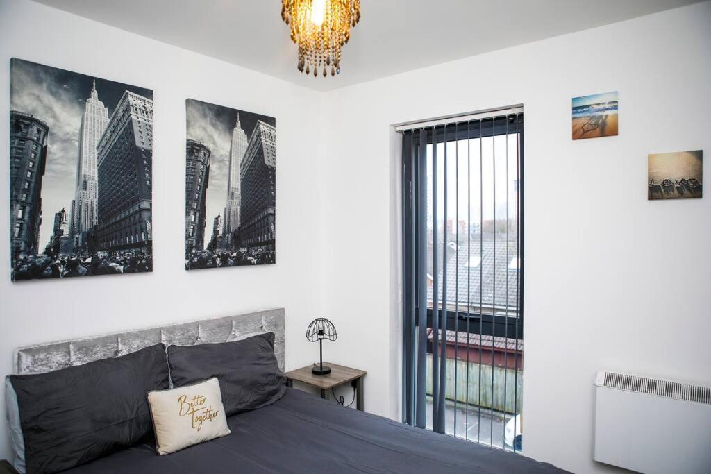 Stylish Two-Bedroom Salford Quays Apartment Manchester Dış mekan fotoğraf