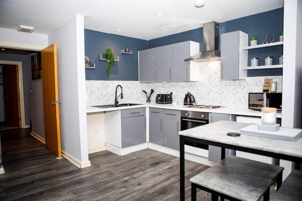Stylish Two-Bedroom Salford Quays Apartment Manchester Dış mekan fotoğraf