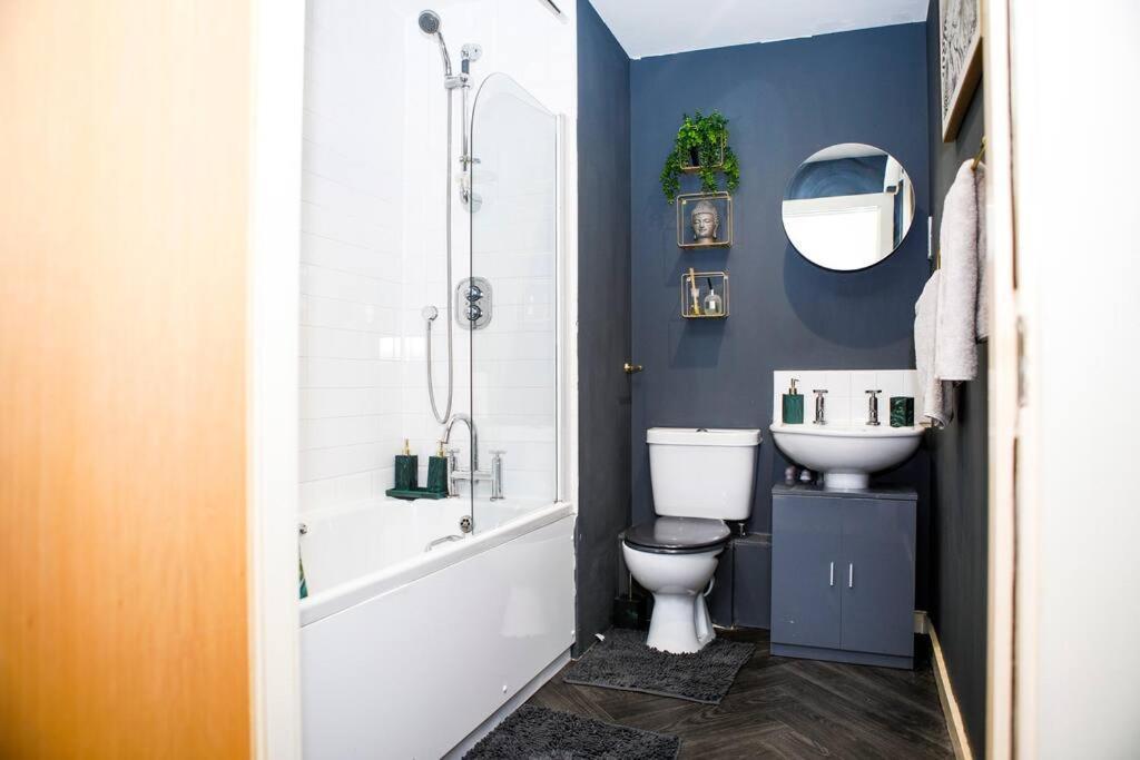 Stylish Two-Bedroom Salford Quays Apartment Manchester Dış mekan fotoğraf