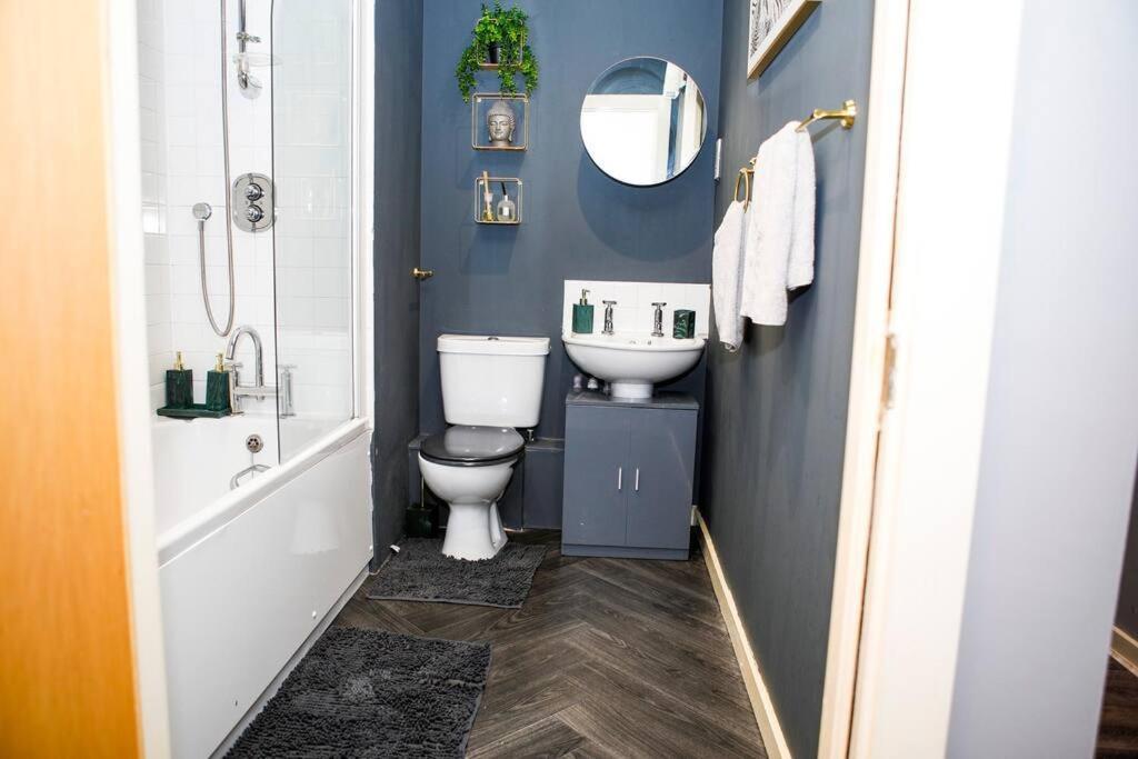 Stylish Two-Bedroom Salford Quays Apartment Manchester Dış mekan fotoğraf