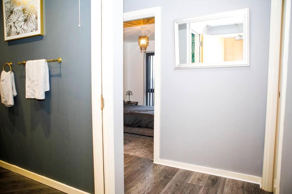 Stylish Two-Bedroom Salford Quays Apartment Manchester Dış mekan fotoğraf