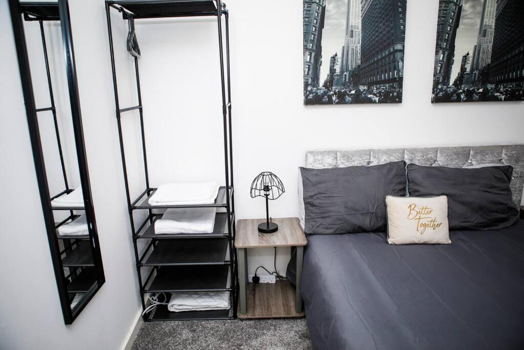 Stylish Two-Bedroom Salford Quays Apartment Manchester Dış mekan fotoğraf