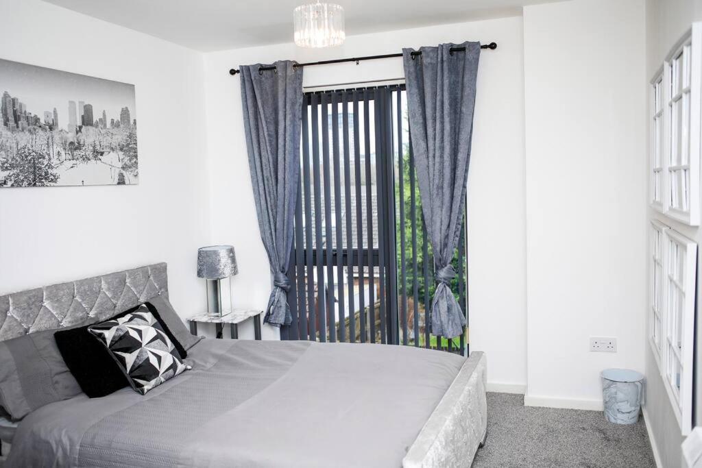 Stylish Two-Bedroom Salford Quays Apartment Manchester Dış mekan fotoğraf