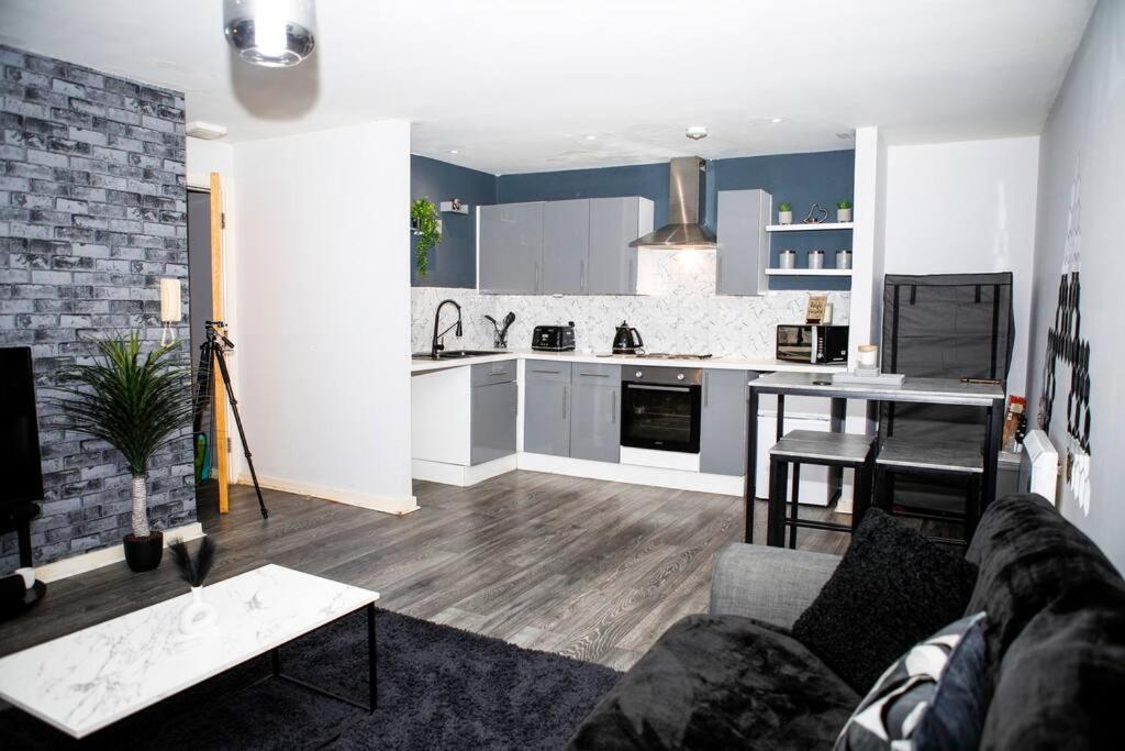 Stylish Two-Bedroom Salford Quays Apartment Manchester Dış mekan fotoğraf