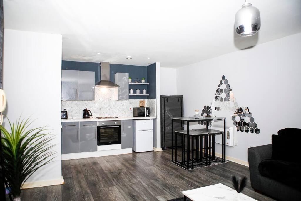 Stylish Two-Bedroom Salford Quays Apartment Manchester Dış mekan fotoğraf