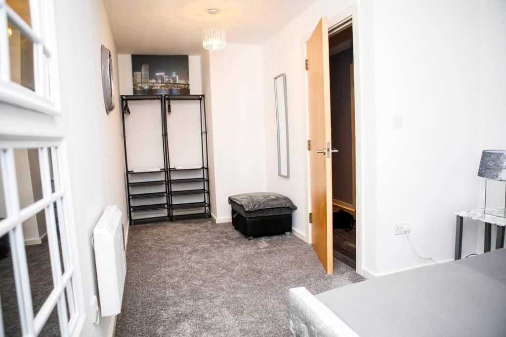 Stylish Two-Bedroom Salford Quays Apartment Manchester Dış mekan fotoğraf