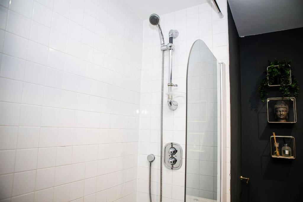 Stylish Two-Bedroom Salford Quays Apartment Manchester Dış mekan fotoğraf