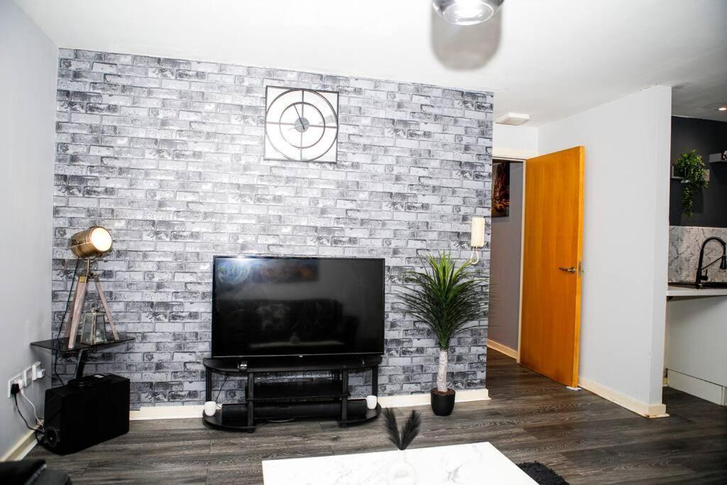 Stylish Two-Bedroom Salford Quays Apartment Manchester Dış mekan fotoğraf