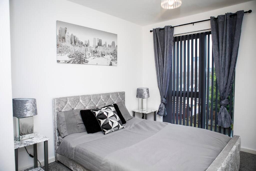 Stylish Two-Bedroom Salford Quays Apartment Manchester Dış mekan fotoğraf